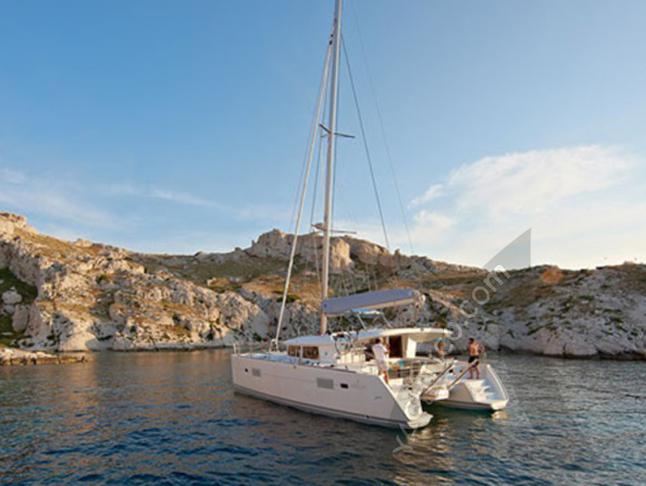 Katamaran Lagoon 400 S2 chartern in Palairos Marina