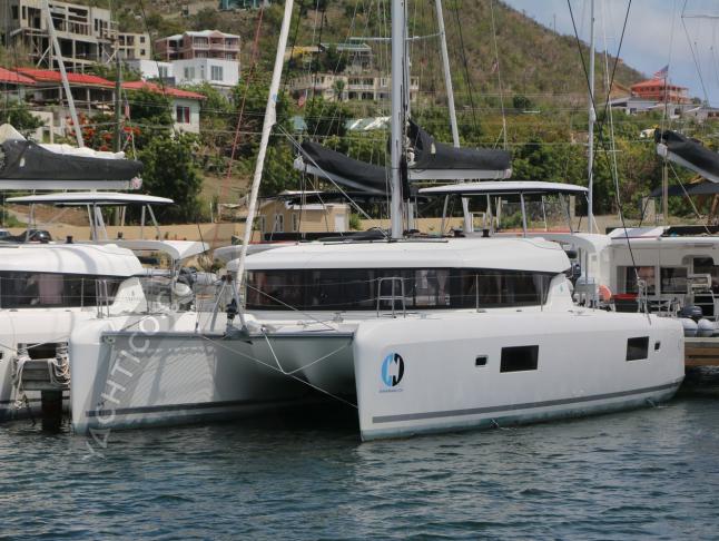 Katamaran Lagoon 42 chartern in Maya Cove