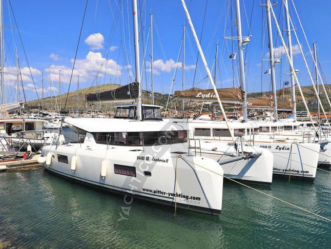 Katamaran Lagoon 42 chartern in Trogir