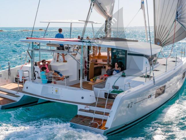 Katamaran Lagoon 42 chartern in Palm Cay Marina