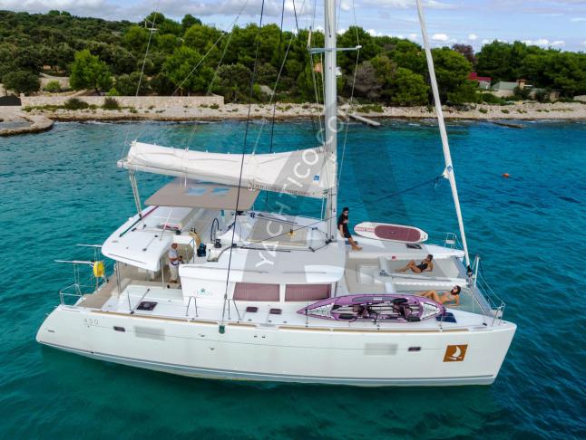 Katamaran Lagoon 450 chartern in ACI Marina Trogir