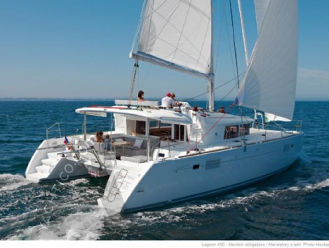 Kat Lagoon 450 F chartern in Nanny Cay Marina