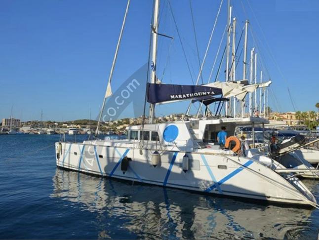 Kat Lagoon 500 chartern in Yachthafen von Lavrio