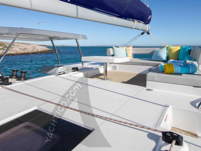 Catamaran Leopard 42 for rent in Nassau
