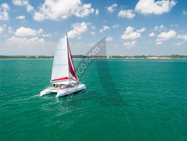 Catamaran Maxicat 53 available for charter in Niutahi