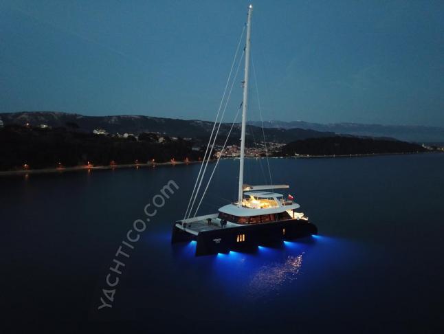 Cat Sunreef 80 available for charter in Cole Bay