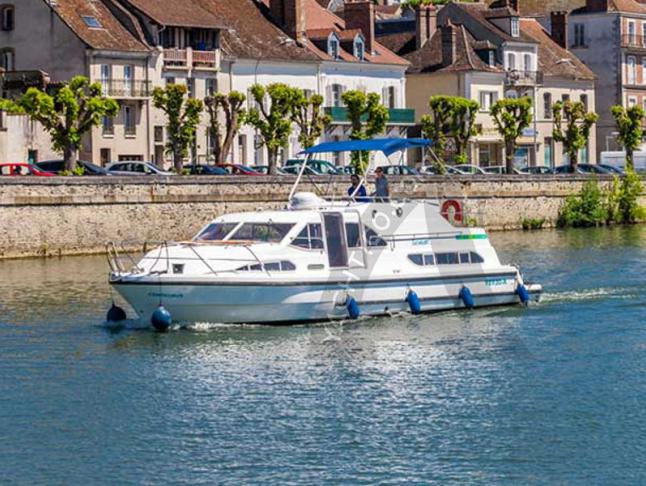 Houseboat Europa 400 available for charter in Saint Martin sur Oust