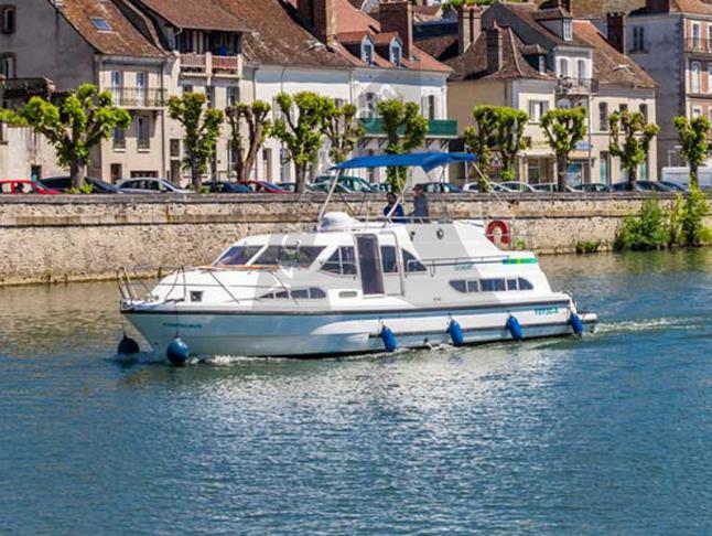 Hausboot Europa 400 Yachtcharter in Marina Fürstenberg