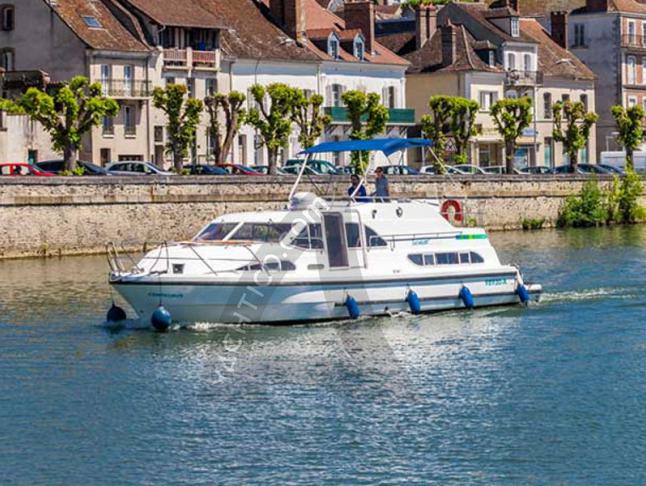 Houseboat Europa 400 available for charter in Marina Lutzelbourg