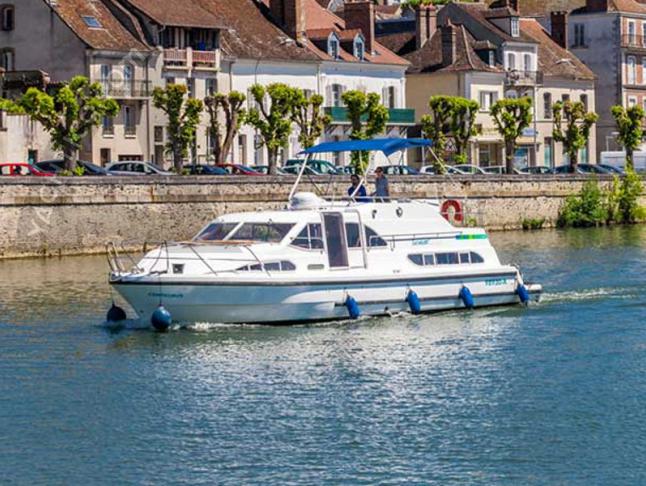 Hausboot Europa 400 Yachtcharter in Lutzelbourg