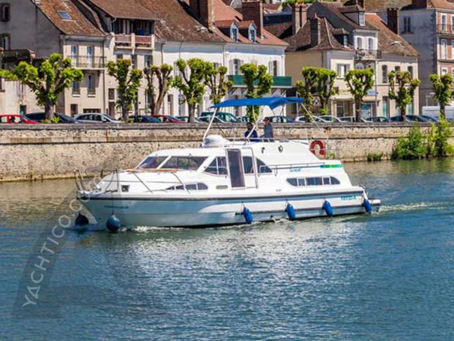 Houseboat Europa 400 available for charter in Agen