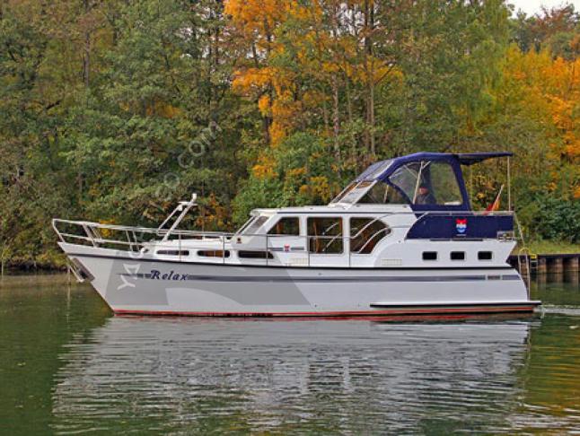 Houseboat Pedro Skiron 1060 Edition available for charter in Yacht Harbour Maremueritz