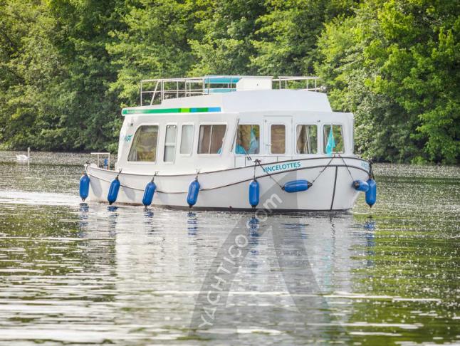 Houseboat Penichette 950 E for hire in Joigny
