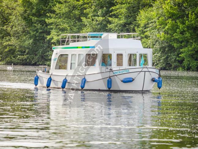 Houseboat Penichette 950 E available for charter in Port Occitanie