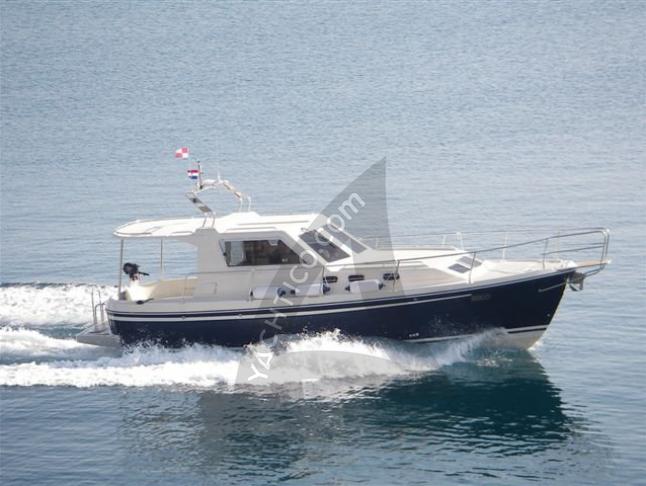 Motorboat Adria 1002 Vektor available for charter in Sukosan Bibinje