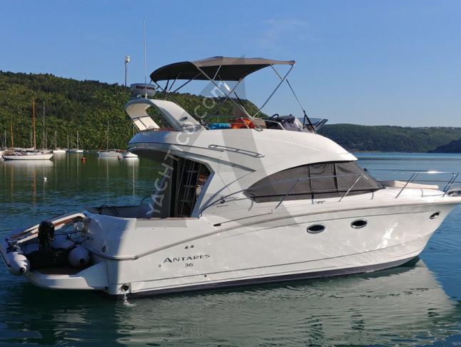 Motoryacht Antares 36 chartern in Trget