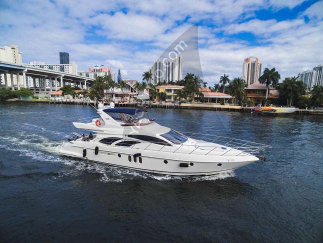 Motorboot Azimut 62 Fly chartern in Palm Cay Marina
