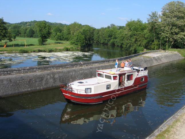 Motor yacht Burgundy 1200 for rent in Vermenton