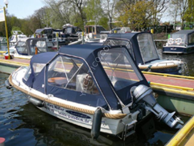 Motorboat Crescent Allure 17 for hire in Potsdam