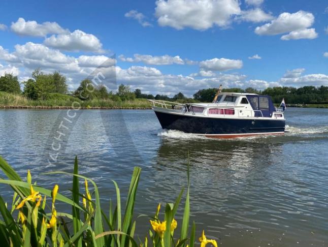 Motor yacht Curtevenne 830 for rent in Heukelum