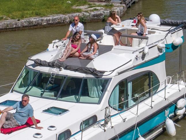 Houseboat Estivale Quattro for hire in Bellegarde