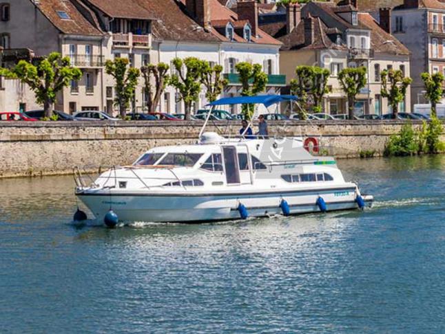 Houseboat Europa 400 for hire in Fuerstenberg