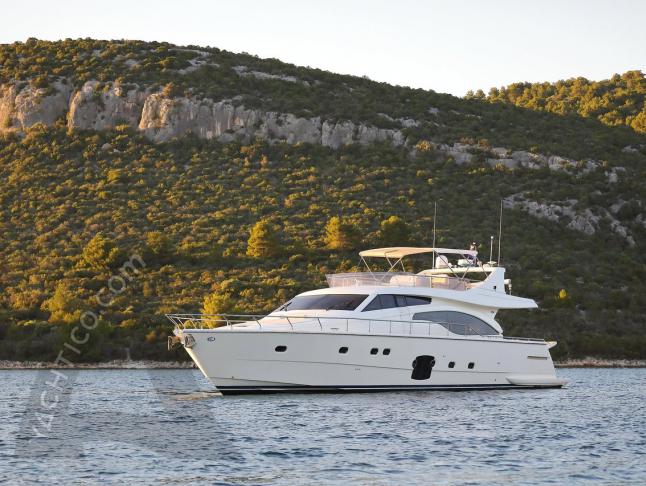 Motorboat Ferretti 681 for rent in ACI Marina Split