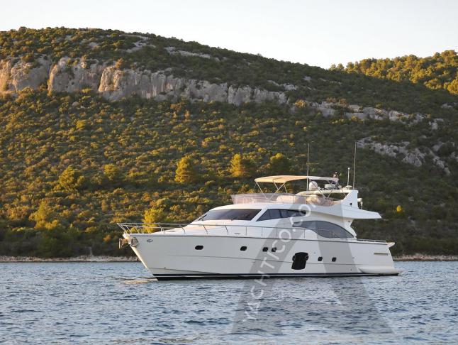 Motorboot Ferretti 681 Yachtcharter in Split
