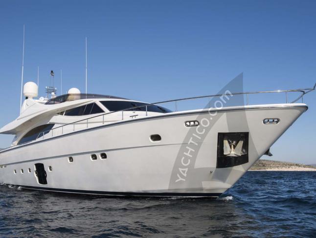 Motoryacht Ferretti 881 chartern in Flisvos Marina