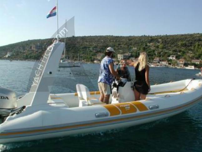 Motorboat Flyer 646 Golden available for charter in Trogir
