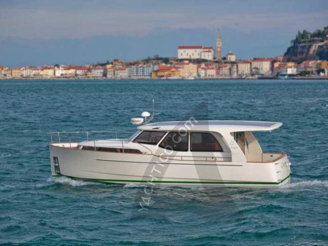 Yacht Greenline 33 Hybrid for hire in Sukosan Bibinje