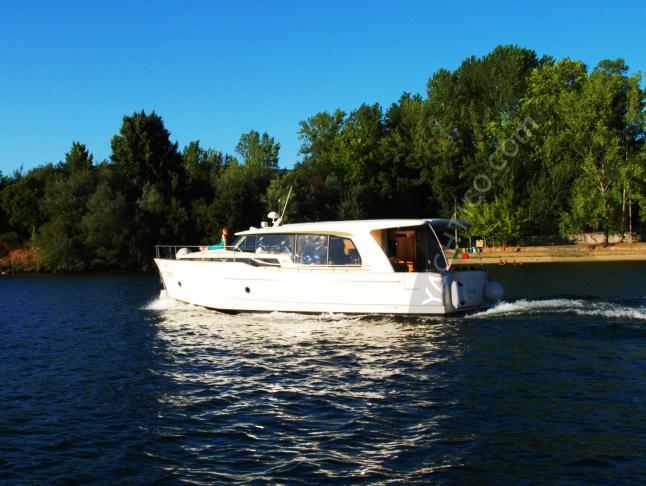 Motor yacht Greenline 40 for hire in Douro Marina