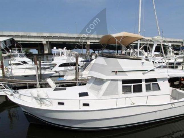 Motor yacht Mainship 390 Trawler for hire in Frenchtown Harbour Marina