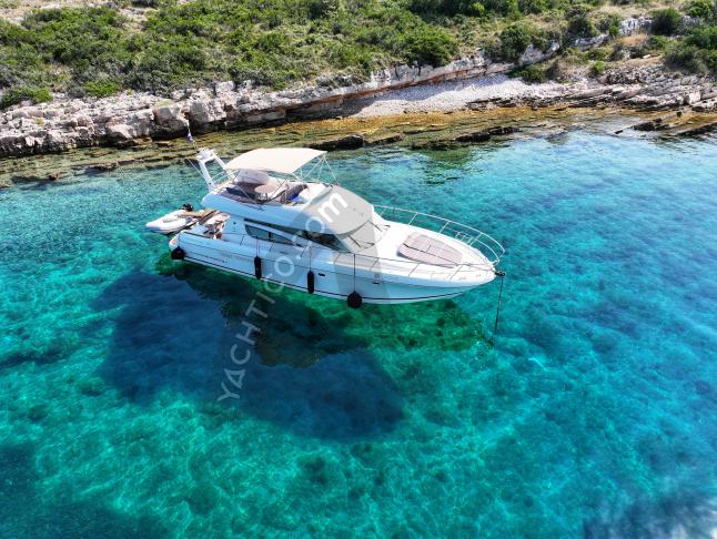 Motorboat Prestige 46 Fly for rent in Split