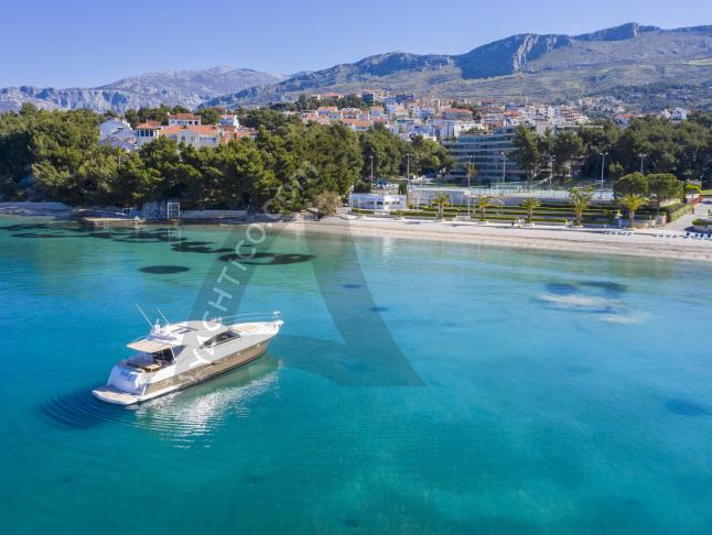 Motorboat Riviera 5000 available for charter in Podstrana