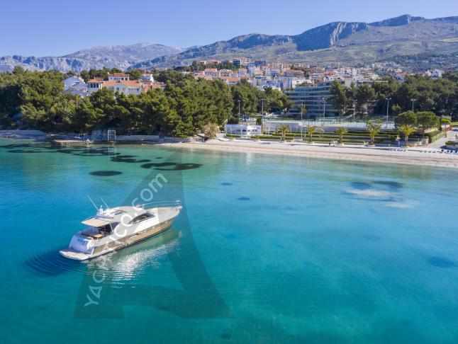 Motorboot Riviera 5000 Yachtcharter in Podstrana