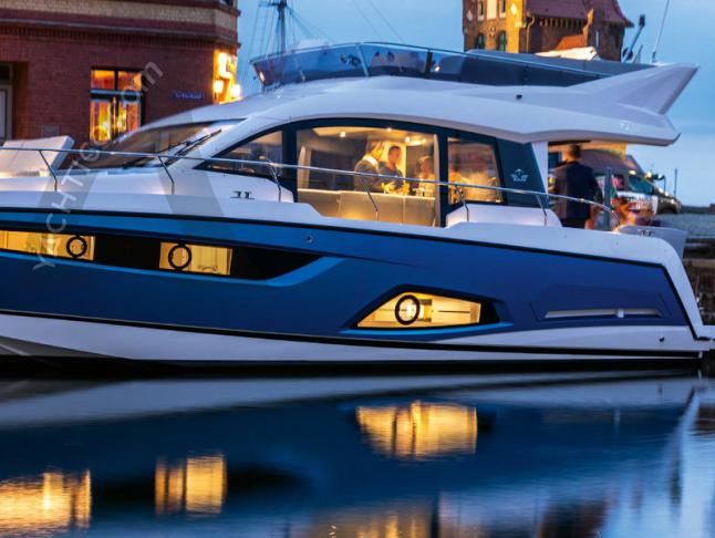 Yacht Sealine F 430 for charter in Pula