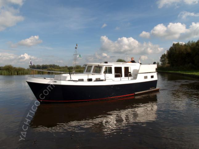 Motor yacht Simmerskip 950 AK for hire in Marina Friesland