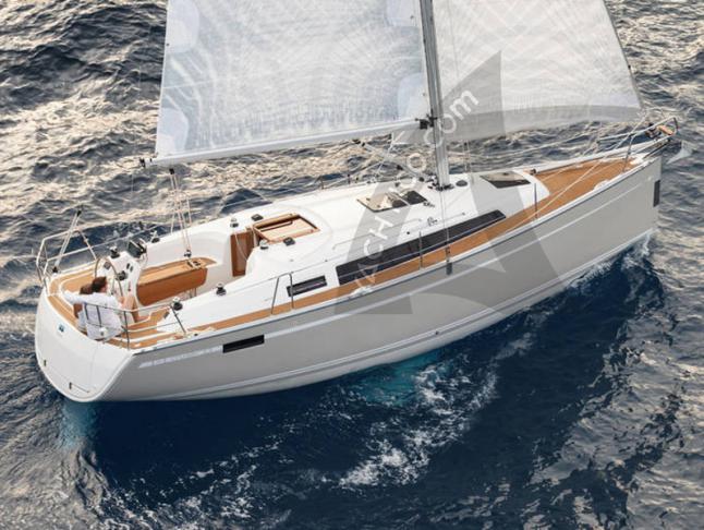 Yacht Bavaria 33 Cruiser available for charter in Lemmer