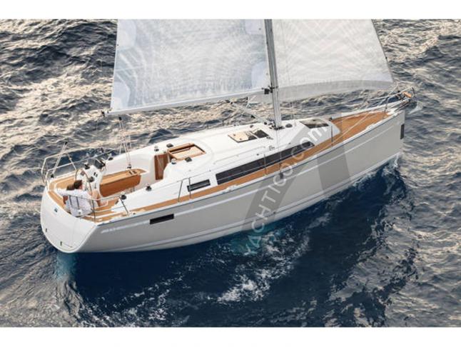 Sailing boat Bavaria 33 Cruiser available for charter in Primosten