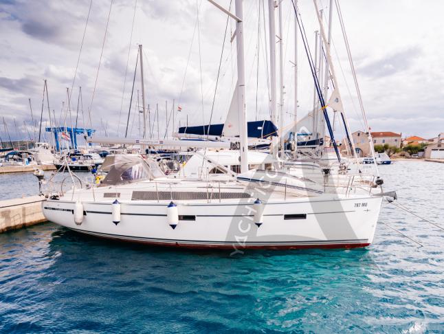 Yacht Bavaria 37 Cruiser available for charter in Betina