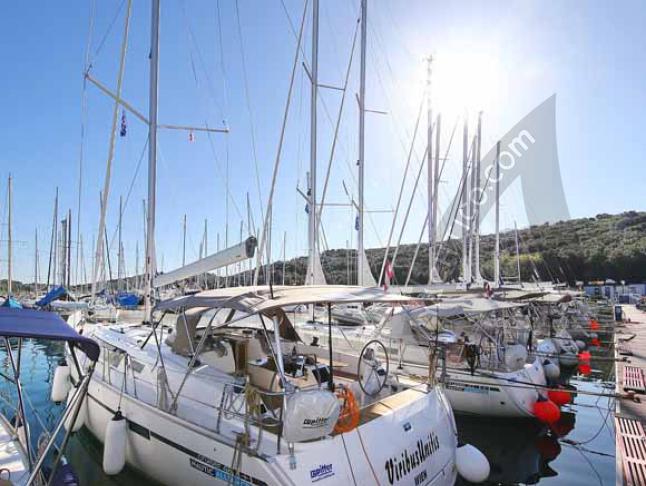 Yacht Bavaria 46 Cruiser for hire in Marina Polesana