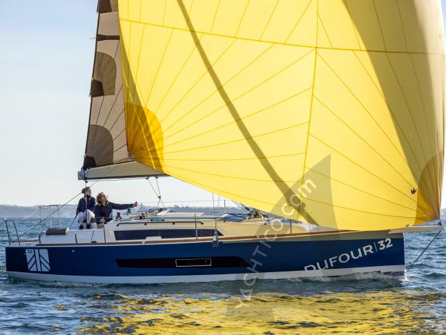 Sailing yacht Dufour 32 for hire in Marseilles