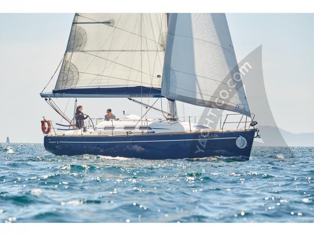 Yacht Elan 37 for hire in Real Club Nautico de Vigo