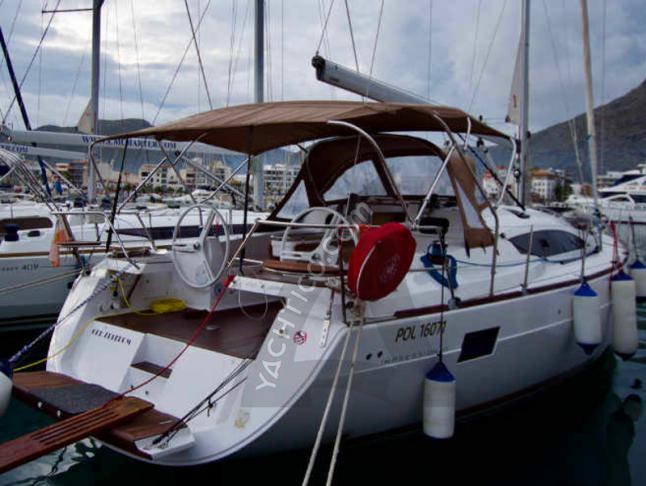 Segelboot Elan 45 Impression Yachtcharter in Port de Pollenca town