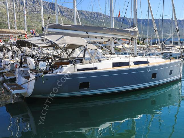 Sailing yacht Hanse 418 available for charter in Kastel Gomilica