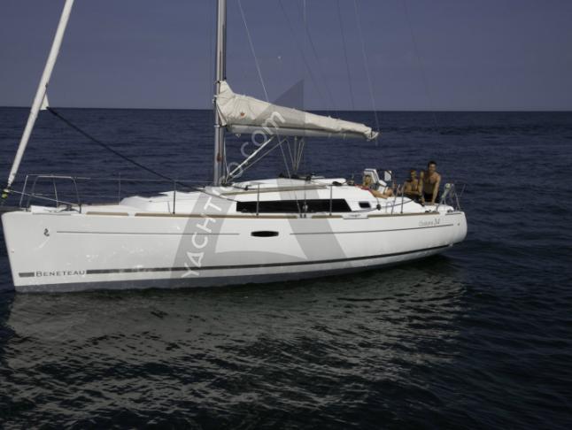 Yacht Oceanis 34 available for charter in Puntone