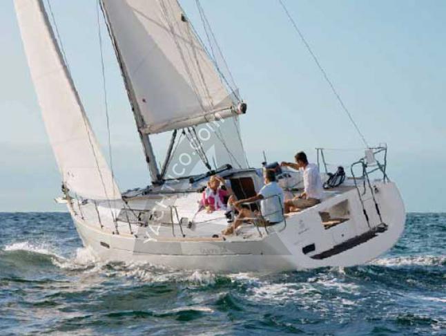 Sailing boat Oceanis 34 for rent in San Vincenzo