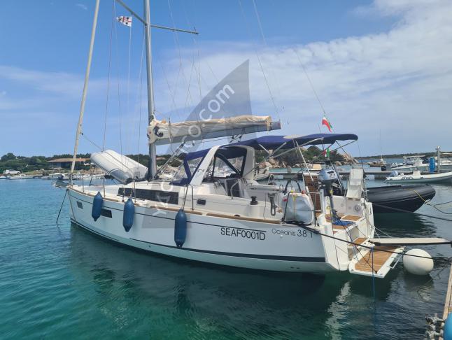Sailing yacht Oceanis 381 for rent in Golfo Aranci