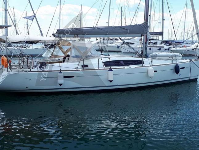 Sailing boat Oceanis 40 available for charter in Elefsina